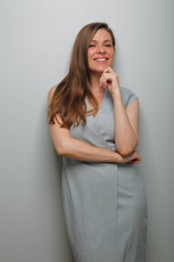 Uzun gri elbiseli bir iş kadını. soyutlanmış kadın portresi.