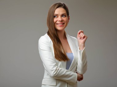 Beyaz takım elbiseli başarılı genç iş kadını, stüdyo izole edilmiş portresi..