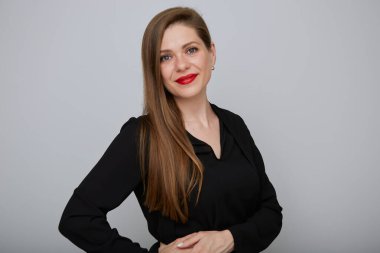 Güler yüzlü iş kadını ya da ofis çalışanı siyah gömlekli el ele tutuşmuş ve çenesine dokunmuş, izole edilmiş kadın portresi..