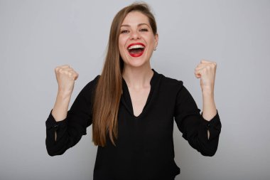 İzole kadın güç konsepti portresi. Gülümseyen mutlu iş kadını. Ağzı açık, kolları bükük..