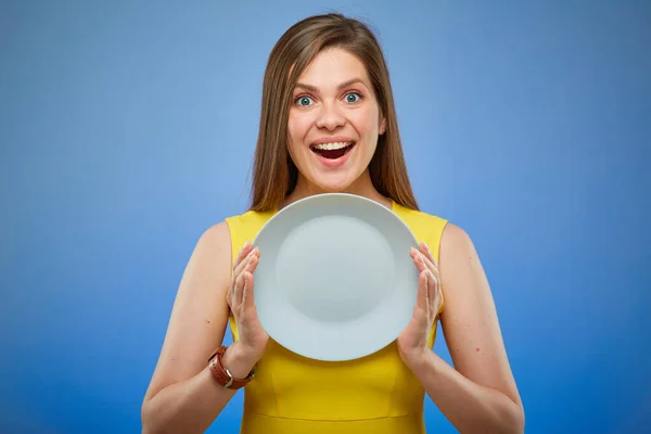 Frau Lächelt Und Hält Leeren Teller Der Hand Vereinzeltes Frauenporträt — Stockfoto