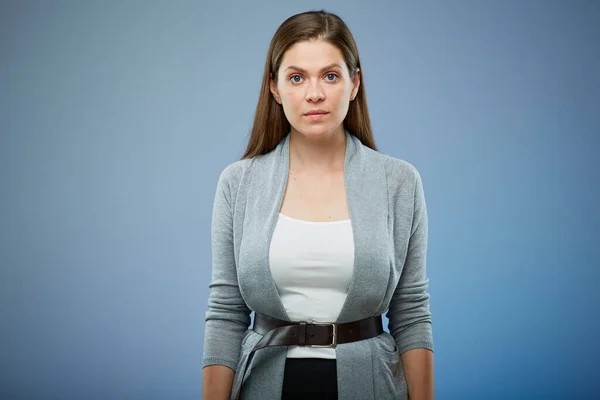 Allvarlig Kvinna Isolerad Porträtt Blått Fritidskläder Stil — Stockfoto