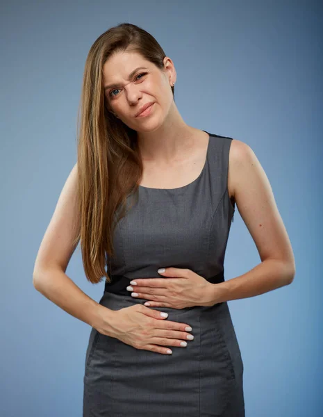 Mujer Con Dolor Estómago Cogida Mano Vientre Retrato Aislado — Foto de Stock
