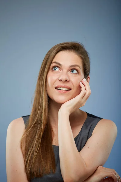 Affärskvinna Tänker Och Tittar Upp Röra Hennes Ansikte Isolerad Blå — Stockfoto