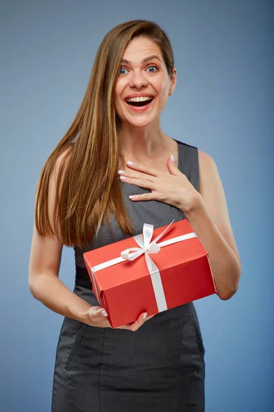 Удивительная Женщина Красной Коробкой Подарков Студии Изолированный Портрет Синий — стоковое фото