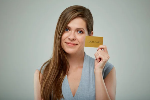 Mulher Negócios Sorridente Com Cartão Crédito Retrato Isolado — Fotografia de Stock