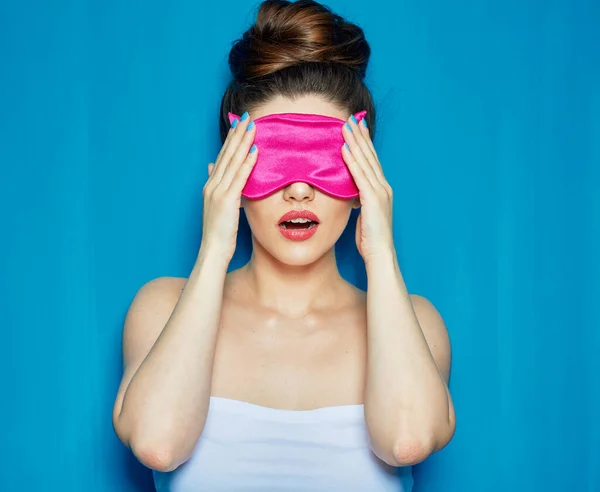 Mujer Sorprendente Máscara Dormir Tocando Cara Retrato Persona Femenina Aislado — Foto de Stock