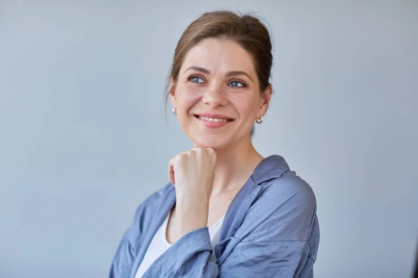 Sorrindo Mulher Tocando Queixo Olhando Para Longe — Fotografia de Stock