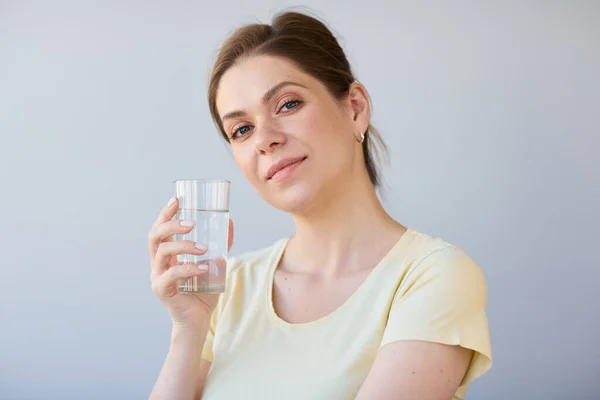 Glimlachende Vrouw Drinkend Water Met Glas Geïsoleerd Hoofdschot — Stockfoto