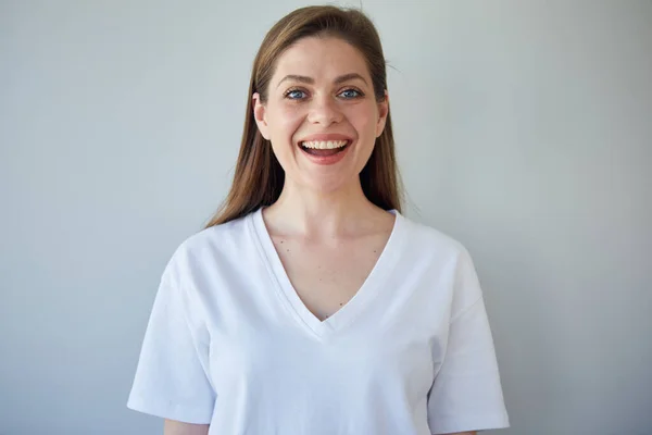 Gelukkige Vrouw Wit Hemd Geïsoleerd Portret Meisje Met Grote Glimlach — Stockfoto