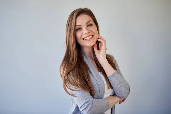 Hermosa Mujer Con Piel Natural Cabello Largo Toca Barbilla Retrato — Foto de Stock