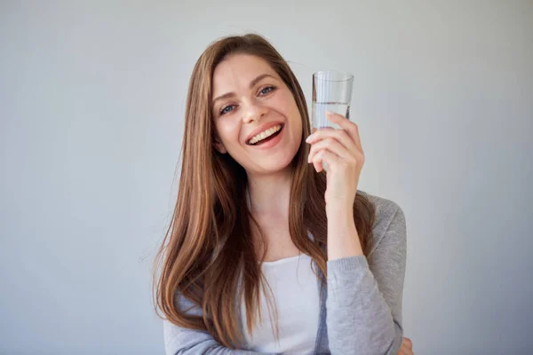 Mujer Sonriente Sosteniendo Vaso Agua Retrato Aislado Chica Con Pelo —  Fotos de Stock