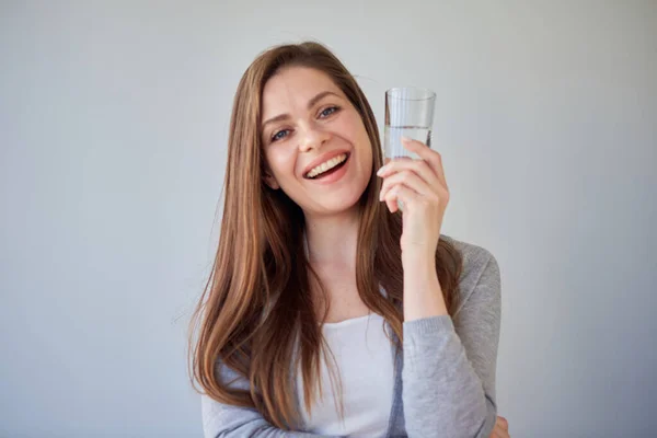 Glimlachende Vrouw Met Waterglas Geïsoleerd Portret Van Meisje Met Lang — Stockfoto