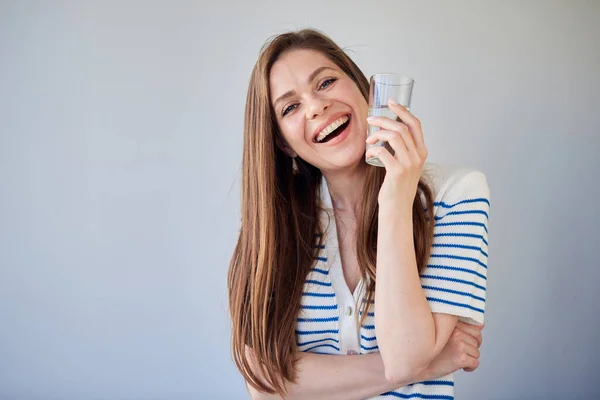 Mujer Feliz Sosteniendo Vaso Agua Retrato Aislado Chica Con Pelo —  Fotos de Stock