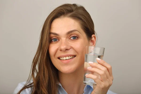 Vrouw Gezicht Met Water Glas Close Geïsoleerd Portret — Stockfoto