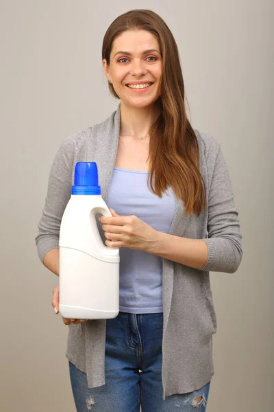 Szczęśliwa Kobieta Luźnych Ciuchach Detergentem Prania Odizolowany Portret Kobiety Dziewczyna — Zdjęcie stockowe