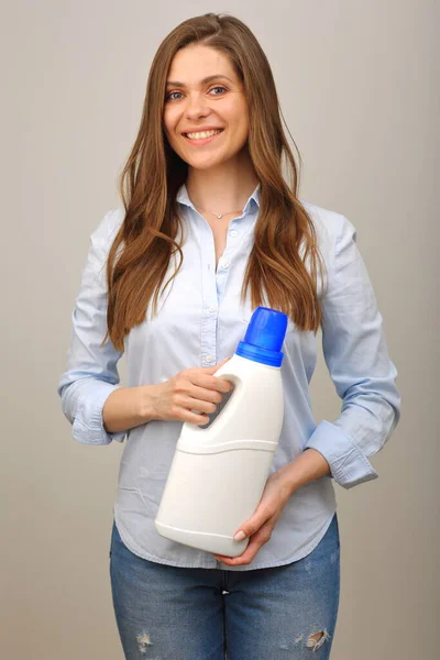 Mujer Sonriente Con Ropa Casual Sosteniendo Detergente Lavandería Botella Blanca — Foto de Stock