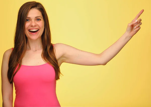 Mutlu Kadın Izole Edilmiş Sarı Arka Planda Fotokopi Alanını Işaret — Stok fotoğraf