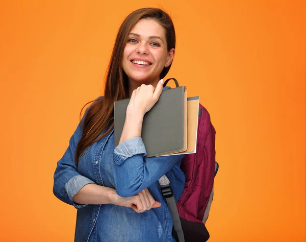 Ung Kvinna Student Med Ryggsäck Hålla Böcker Isolerade Porträtt Orange — Stockfoto