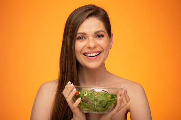 Femeia Fericită Umeri Goi Păr Lung Care Ține Castron Salată — Fotografie, imagine de stoc