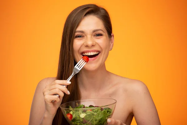 Mulher Com Ombros Nus Comendo Salada Verde Retrato Isolado Fundo — Fotografia de Stock