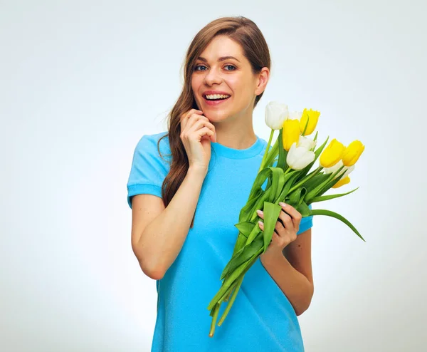 Mulher Feliz Com Grande Sorriso Dente Segurando Flores Tulipa Isolado — Fotografia de Stock