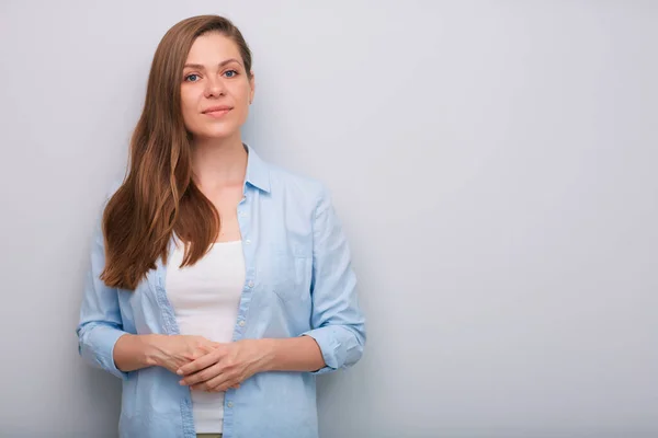 Ernstige Vrouw Geïsoleerd Portret Met Gevouwen Handen — Stockfoto