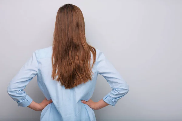 Sırtında Uzun Saçlar Belinde Eller Izole Edilmiş Kadın Sırt Portresi — Stok fotoğraf