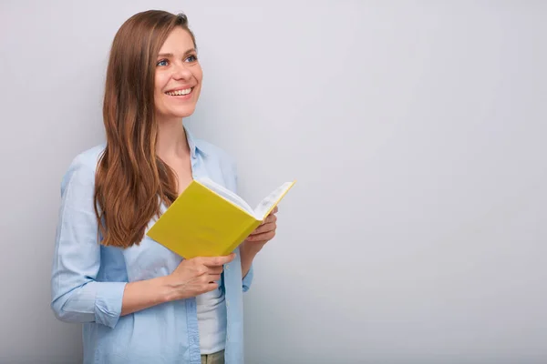 Uśmiechnięta Nauczycielka Lub Studentka Trzymająca Otwartą Książkę Odwracająca Wzrok Odosobnionego — Zdjęcie stockowe