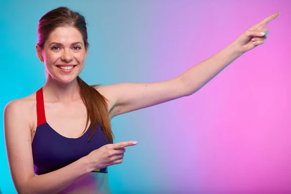 Sportlich Lächelnde Frau Fitness Sportbekleidung Zeigt Mit Dem Finger Auf — Stockfoto