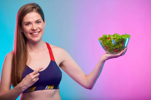 Gülümseyen Spor Kıyafetli Kadın Cam Kasede Yeşil Salata Tutuyor Parmağıyla — Stok fotoğraf