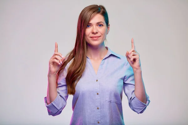 Gülümseyen Kadını Izole Edilmiş Bir Portreyi Işaret Ediyor Renk Filtresiyle — Stok fotoğraf