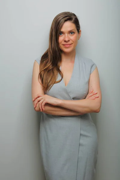 Lächelnde Frau Langen Businesskleid Die Arme Verschränkt Isoliertes Frauenporträt — Stockfoto