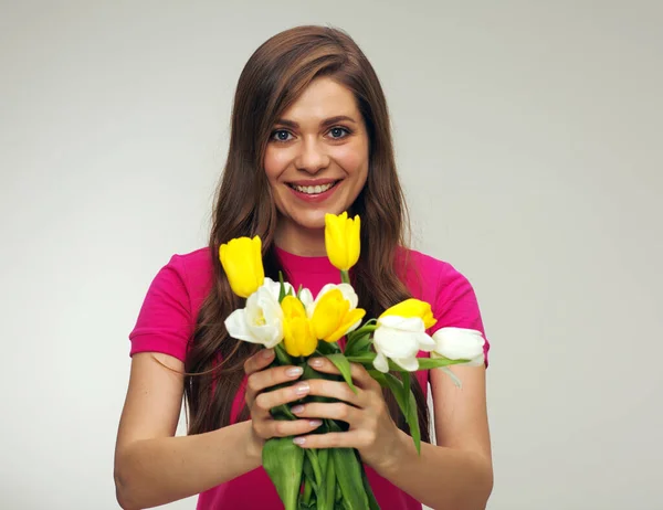 Mulher Sorridente Vestido Vermelho Segurando Flores Tulipas Retrato Estúdio Isolado — Fotografia de Stock