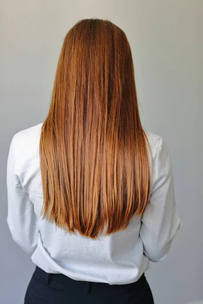 Uzun Kahverengi Saçlı Kadın Arkada Duruyor — Stok fotoğraf