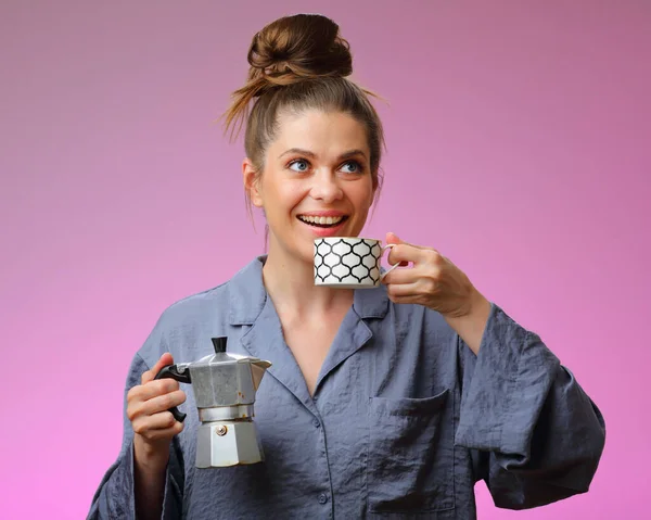 Mujer Sonriente Pijama Vestida Bebiendo Café Sosteniendo Cafetera Géiser Aislada —  Fotos de Stock