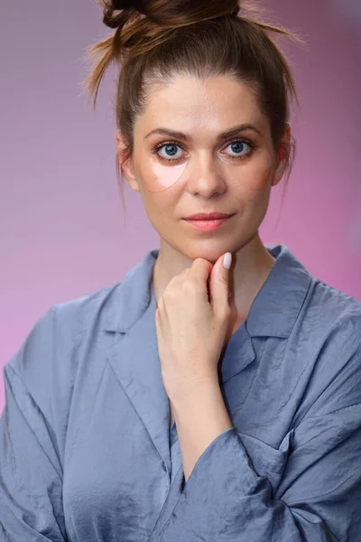 Retrato Facial Femenino Con Parches Debajo Los Ojos Mujer Pijama —  Fotos de Stock