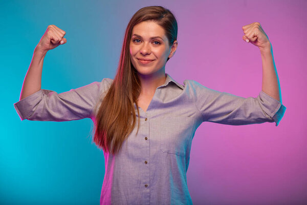 Счастливая женщина сгибает руки, портрет с эффектом неоновых огней цвета. Женская модель на неоновом фоне