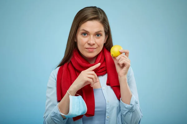 Kvinna Röd Halsduk Bär Medicinsk Mask Handen Håller Citron Pekande — Stockfoto