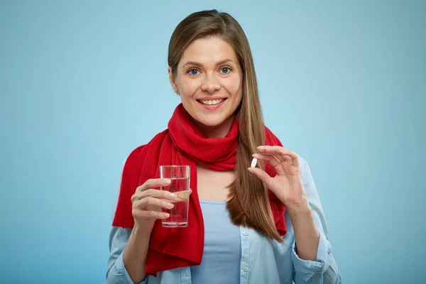 Mulher Segurando Pílula Vidro Com Água Retrato Isolado Fundo Azul — Fotografia de Stock