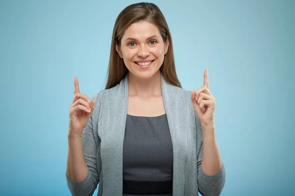 Glimlachende Vrouw Wijst Met Vingers Omhoog Geïsoleerd Vrouwelijk Portret — Stockfoto