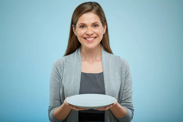 Mujer Sonriente Placa Vacía Retrato Aislado Espalda Azul Claro — Foto de Stock