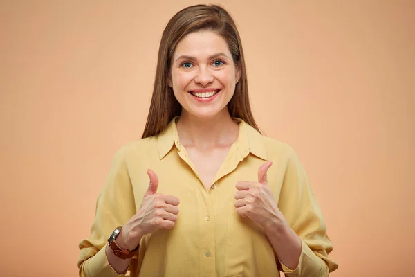 黄色の背景に独立した肖像画を親指で笑顔の女性 髪の長い若い女性 — ストック写真
