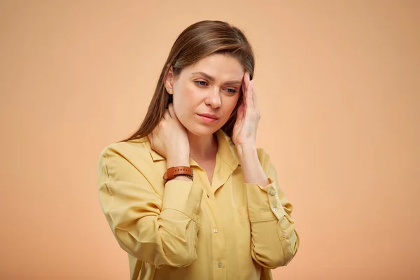 Frau Mit Kopfschmerzen Isoliert Porträt Auf Gelbem Hintergrund Junge Dame — Stockfoto