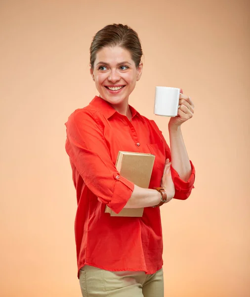 Insegnante Sorridente Studentessa Camicia Rossa Con Libro Mano Tazza Bianca — Foto Stock