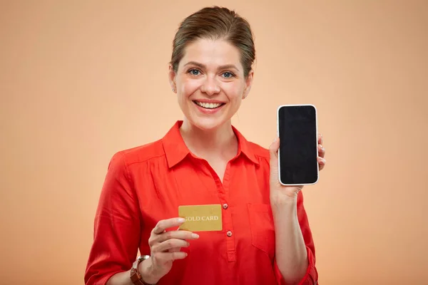 Usmívající Šťastná Mladá Dáma Červené Košili Drží Zlatou Kreditní Kartu — Stock fotografie