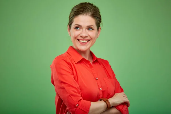 Mulher Verde Camisa Vermelha Posando Com Braços Cruzados Olhando Para — Fotografia de Stock