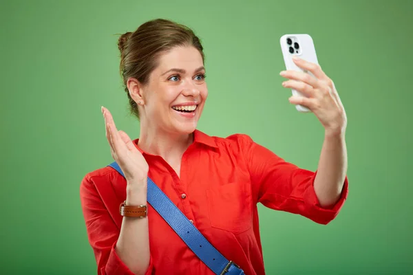 Usmívající Žena Červené Pomocí Smartphonu Izolovaný Portrét Zelených Zádech — Stock fotografie