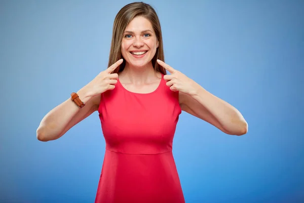 Joven Dama Sonriente Vestido Rojo Apuntando Con Los Dedos Sus —  Fotos de Stock