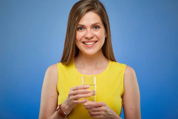 Jovencita Vestido Amarillo Con Vaso Agua Retrato Femenino Aislado —  Fotos de Stock